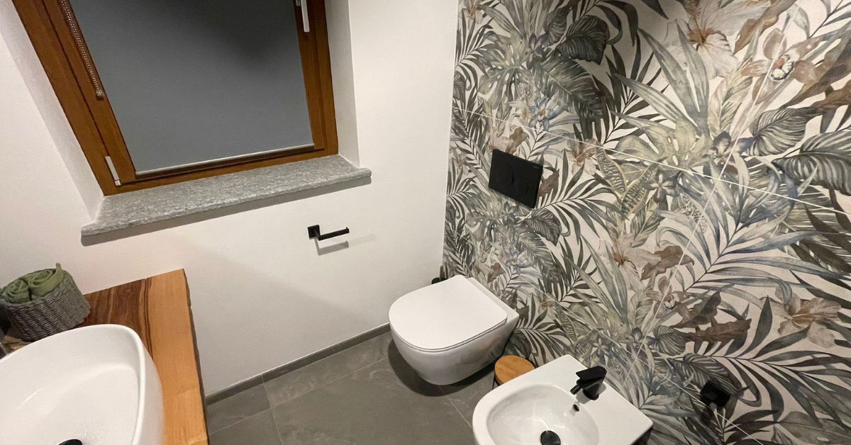 Bagno con ceramiche da parati Sant’Agostino e rubinetteria Newform