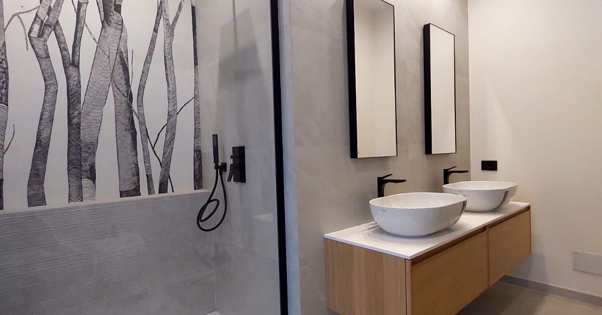 Bagno con carta da parati Glamora e rivestimenti Italgraniti