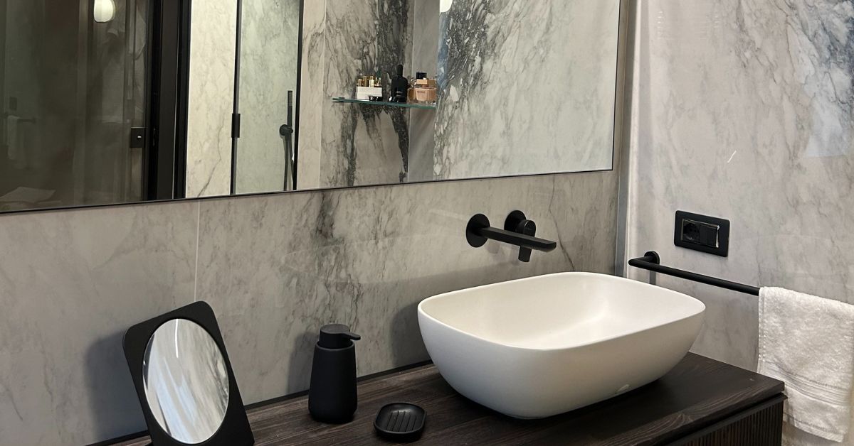 Bagno in marmo con rubinetteria Newform e sanitari Cielo