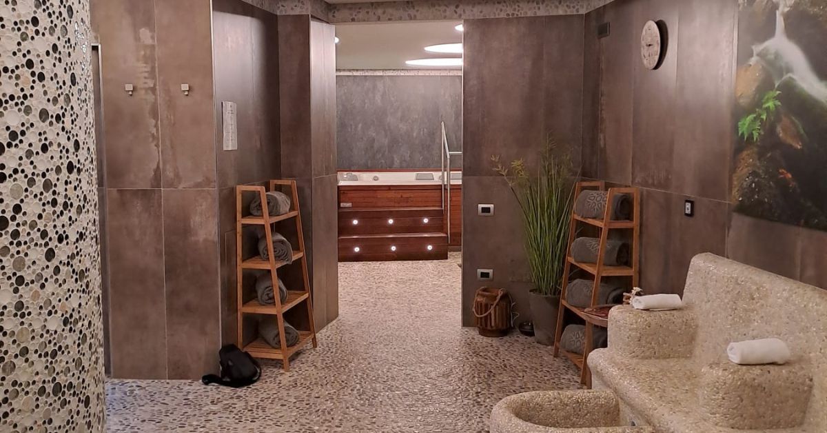 Centro estetico con gres porcellanato ABK e mosaico in pietra