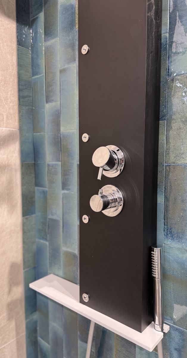 Zona bagno con lavabo Cielo, colonna doccia Samo e piastrelle Ragno